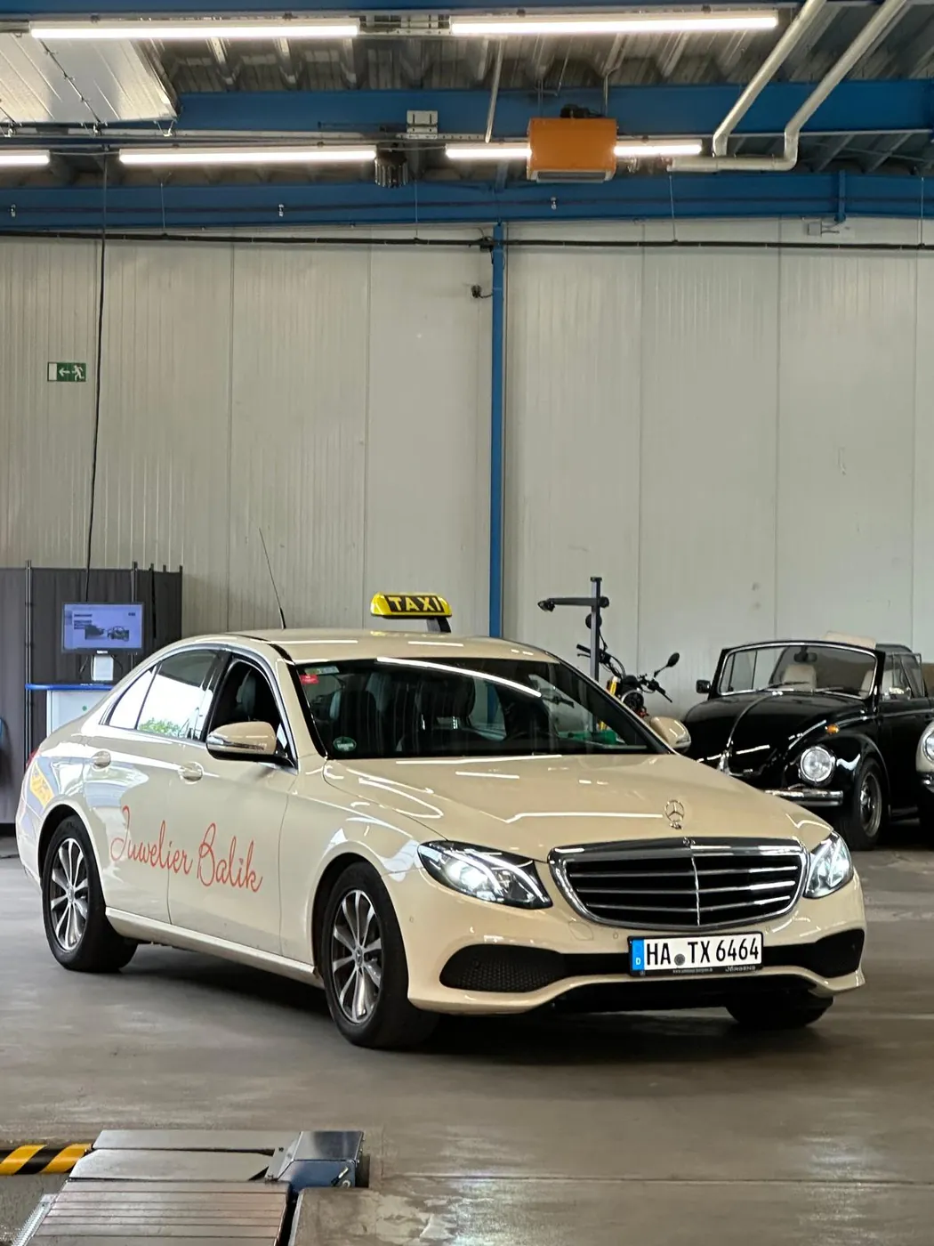 Mercedes Taxi von Taxi Teke Hagen bei der regelmäßigen Prüfung in der Werkstatt