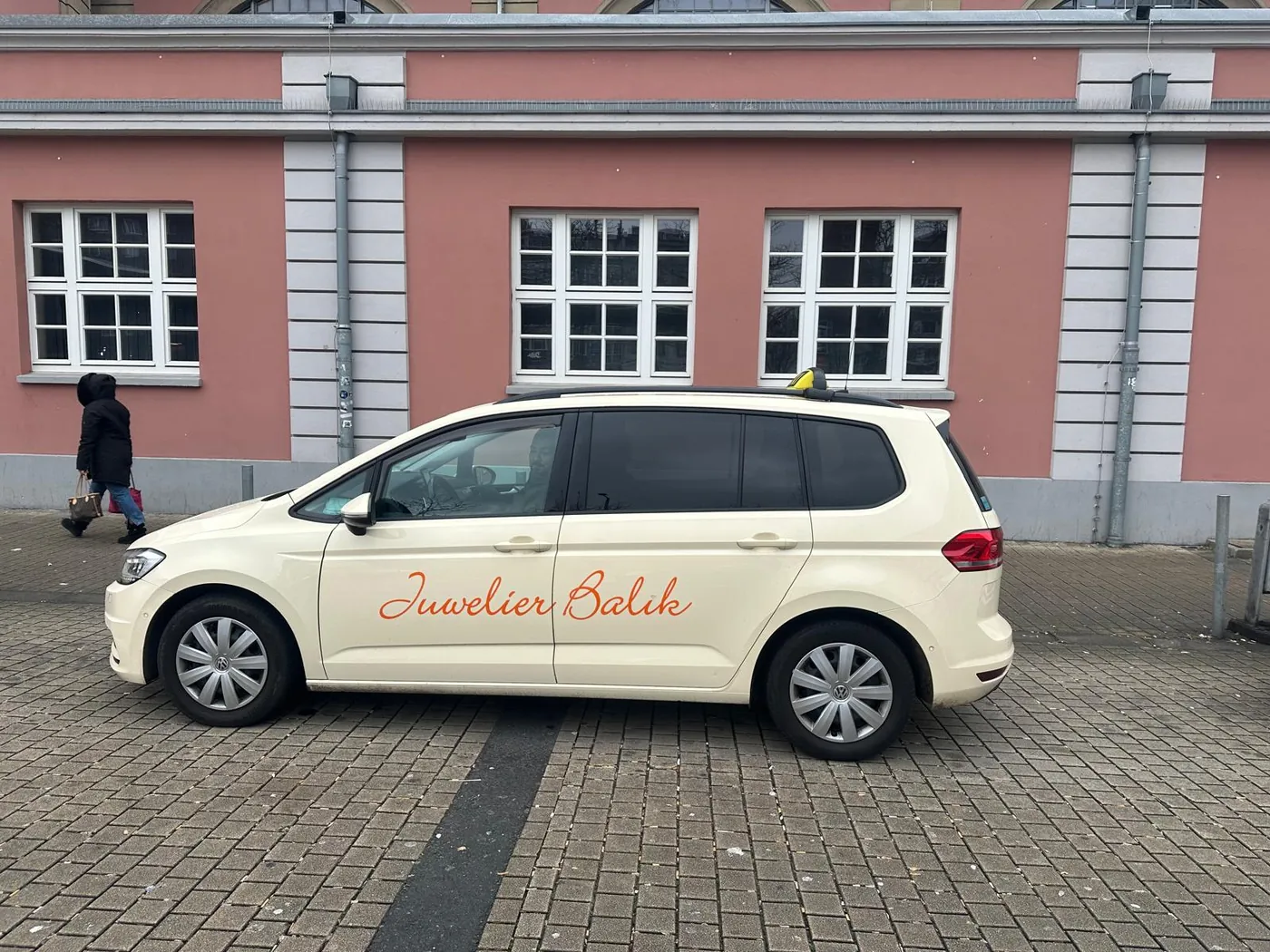VW Touran Großraumtaxi von Taxi Teke Hagen, Seitenansicht