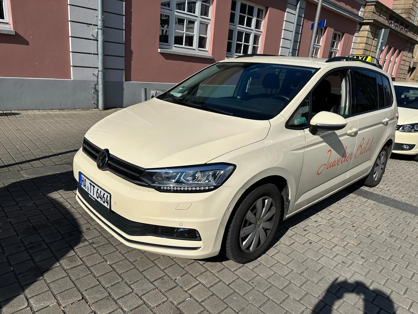 VW Touran Großraumtaxi von Taxi Teke Hagen von vorne